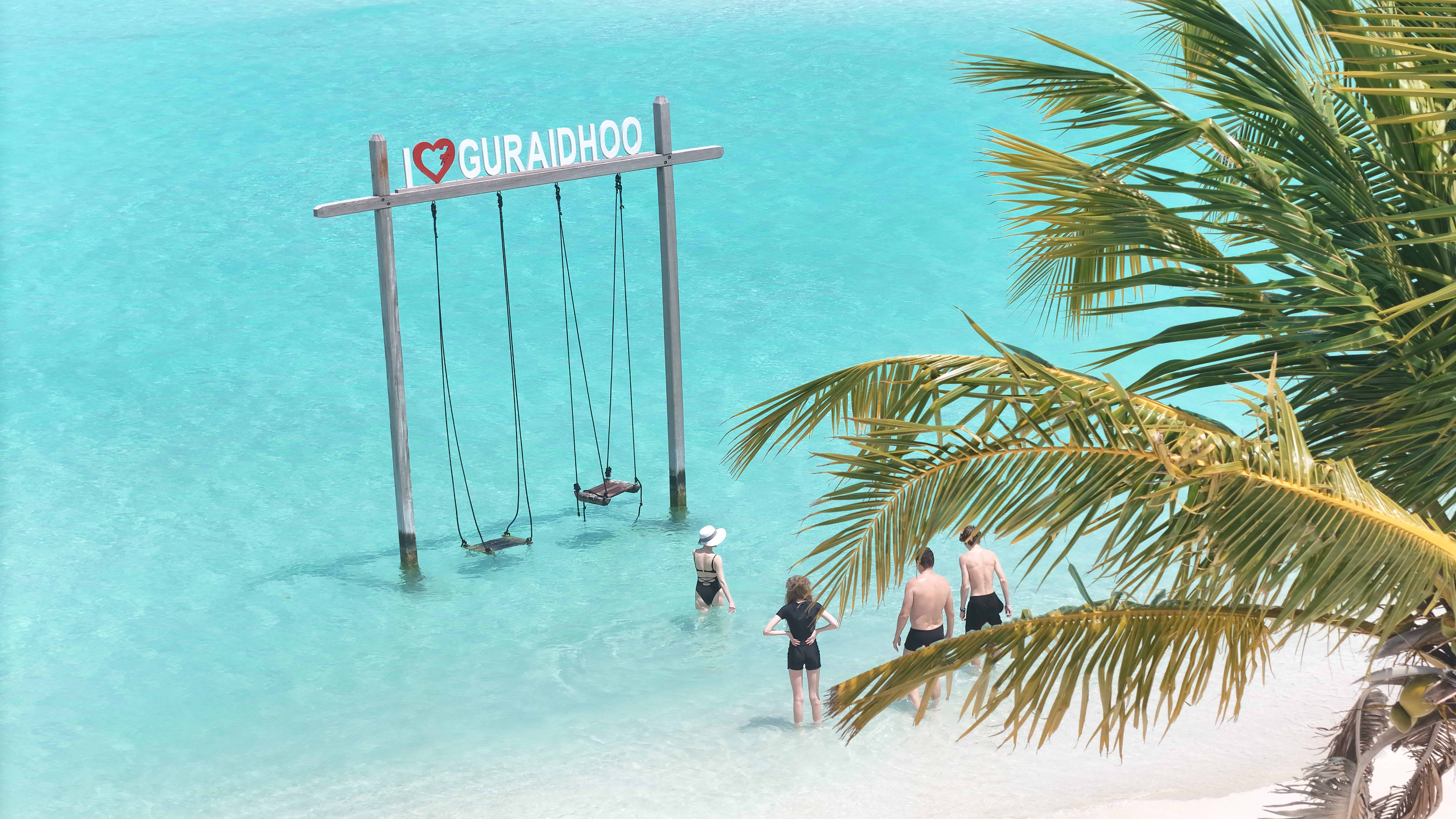 Columpio en el agua junto a la isla de Guraidhoo, Maldivas